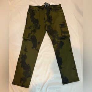 NWT Men’s Forever 21 Olive and black cargo jeans size 38